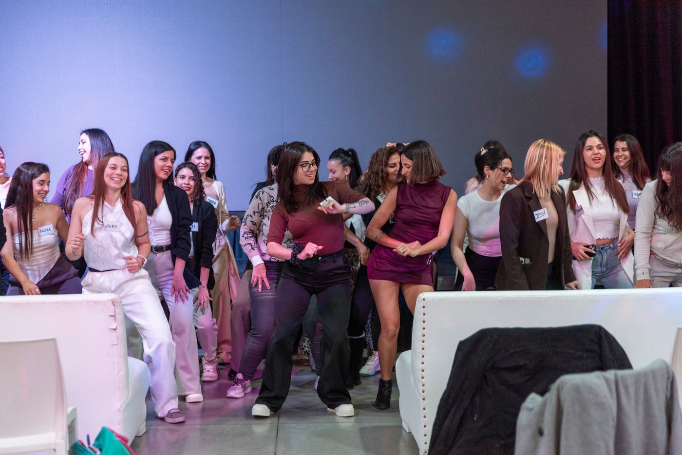 Asistentes bailando y riendo juntas