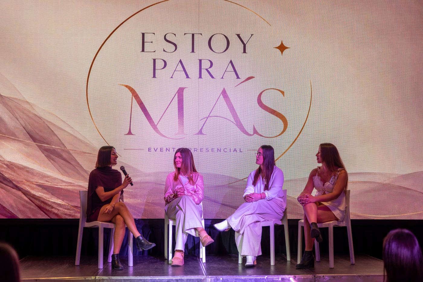 Valentina conversa con tres invitadas en el escenario
