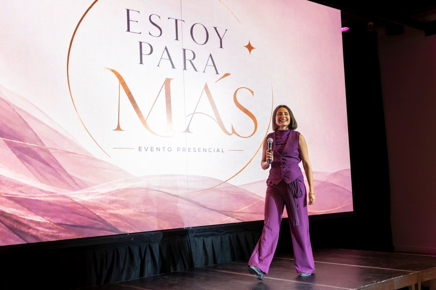 Valentina sonriendo en el escenario de Estoy Para Más